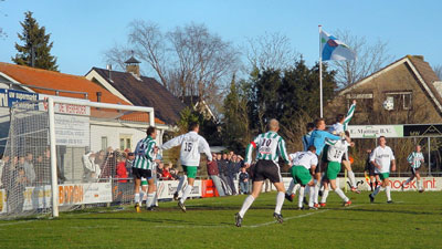 Een van de spaarzame aanvallen van Sportclub Genemuiden (Foto Helmich Lubberts)